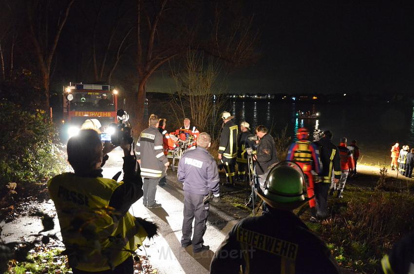 Einsatz BF Koeln PKW im Rhein Mondorf Hersel P108.JPG